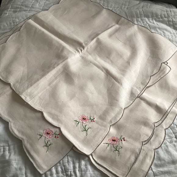 SET OF SIX VINTAGE OFF-WHITE LINEN EMBROIDERED SQUARE DINNER NAPKINS - Picture 1 of 6